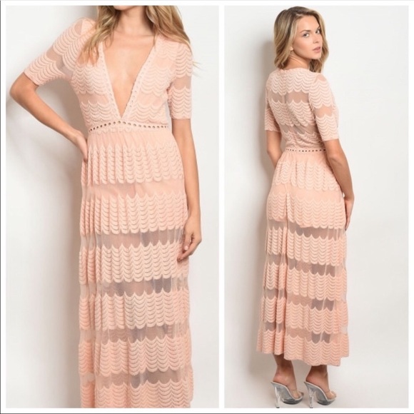 Kala Vella Dresses & Skirts - Peach Lace V chest Dress Large